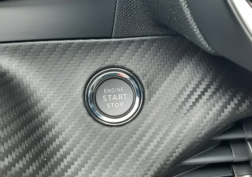 Bouton démarrage moteur sur tableau de bord en carbone du Peugeot 2008 1.2 Hybrid 145 finition Allure.