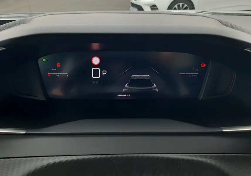 Tableau de bord numérique du Peugeot 2008 gris Artense, affichant la voiture en mode parking, vue intérieure frontale.