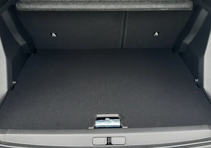 Coffre ouvert vu de face d'un Peugeot 2008 gris Artense, montrant un espace de chargement propre et spacieux.