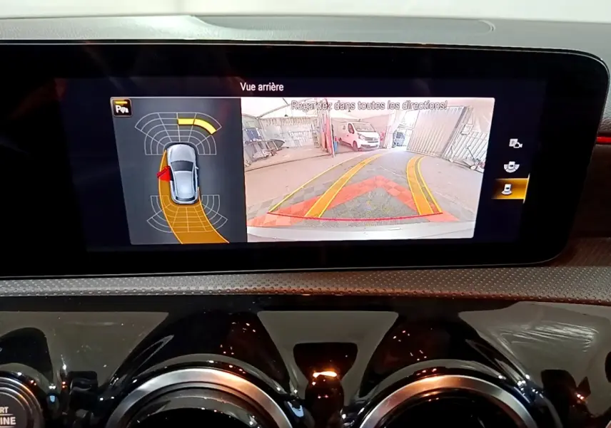 Écran intérieur de la Mercedes Classe A 250 e AMG Line 2021 montrant la caméra de recul et l’aide au stationnement.