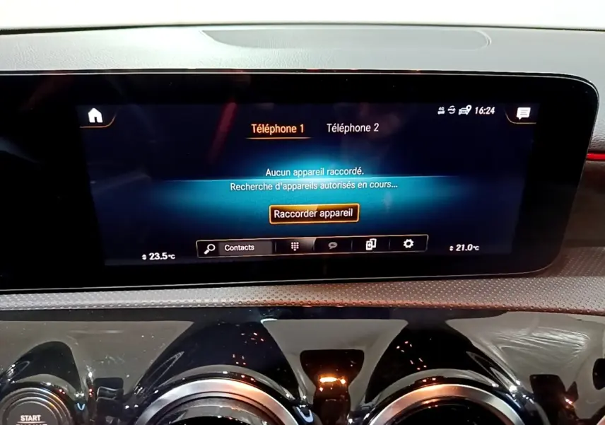 Écran tactile central allumé affichant la connexion Bluetooth dans l'habitacle d'une Mercedes Classe A gris foncé.