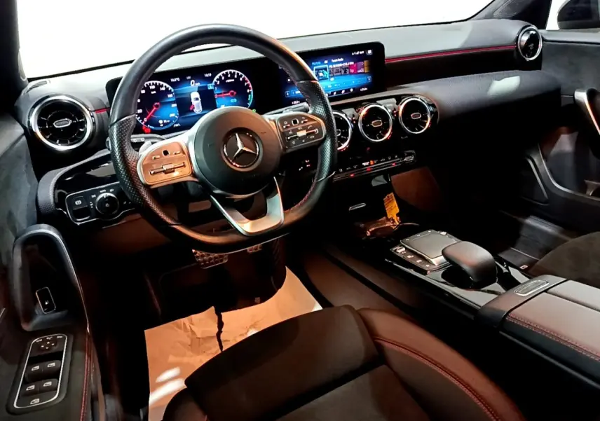 Intérieur de la Mercedes Classe A 250 e AMG Line 2021, vue côté conducteur, volant cuir alu et écran tactile large.