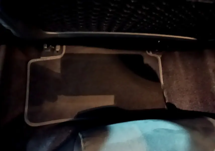 Tapis de sol noir côté passager avant d'une Mercedes Classe A A 250 e AMG Line 2021.