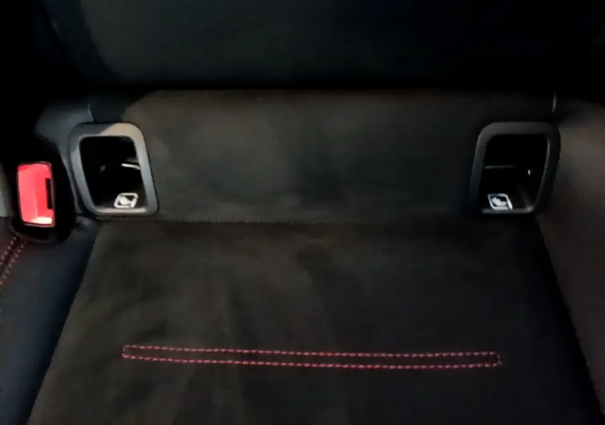 Détail de la banquette arrière noire avec surpiqûres rouges et ancrages ISOFIX d'une Mercedes Classe A AMG Line 2021.
