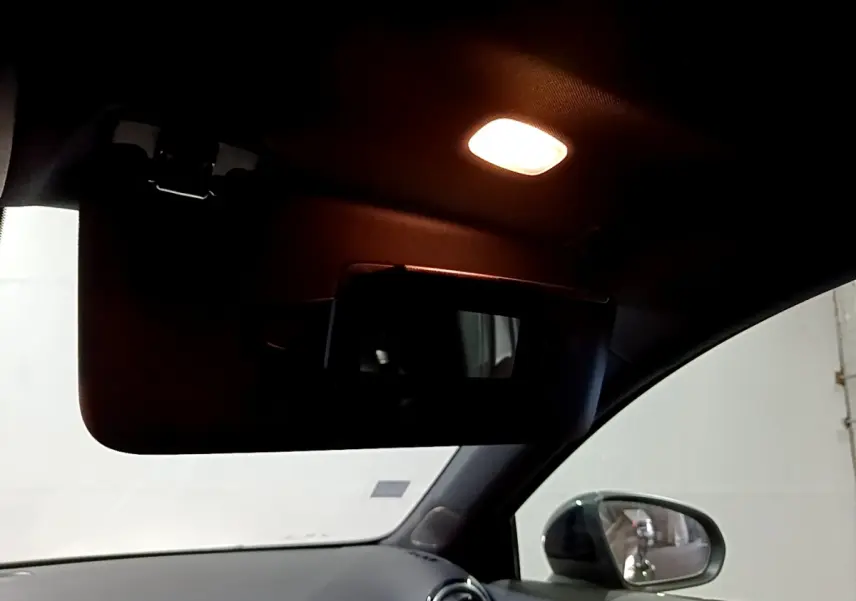 Détail intérieur du pare-soleil côté conducteur avec miroir éclairé sur Mercedes Classe A gris foncé 2021.