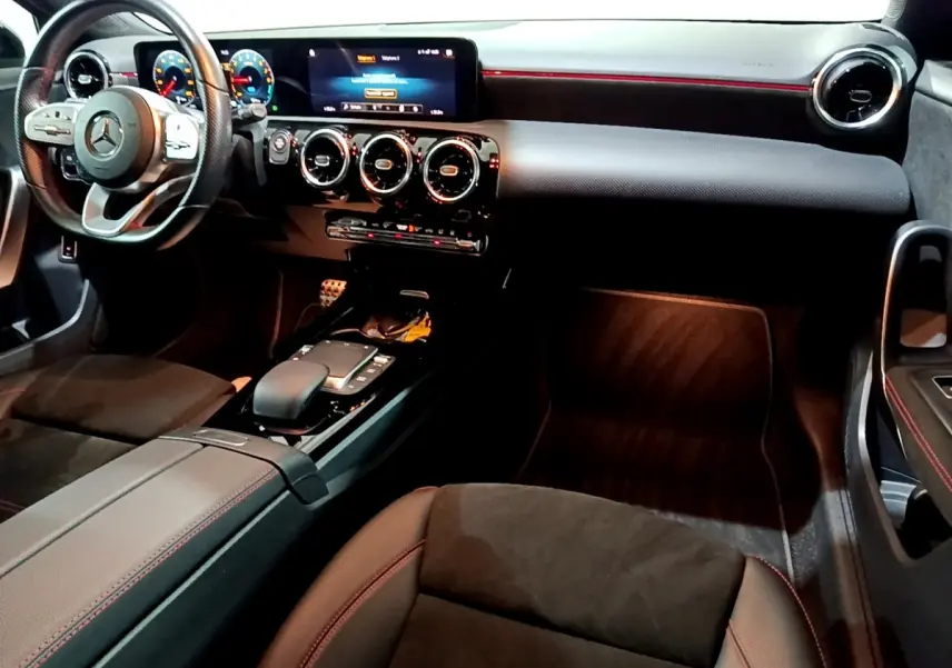 Intérieur de la Mercedes Classe A 250 e AMG Line 2021, vue côté passager avec tableau de bord noir et volant cuir alu.
