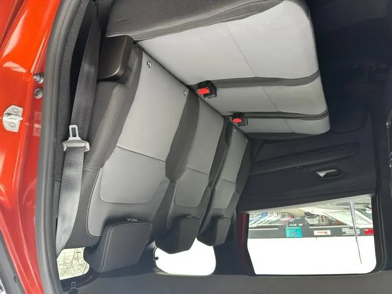 Vue intérieure arrière de la banquette 3 places gris clair et noir du Dacia Jogger brun Terracota 2024.