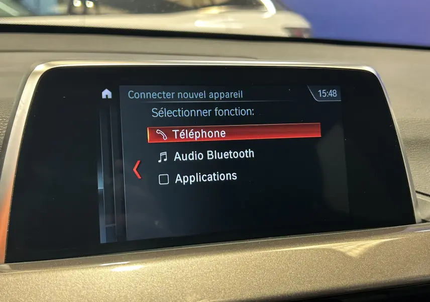 Écran central du système multimédia BMW X1 blanc 2018 affichant le menu de connexion Bluetooth en intérieur.