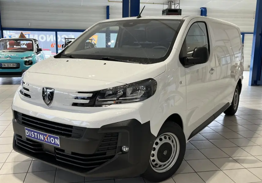 Vue 3/4 avant droit d'un Peugeot Expert Fourgon blanc 2024 en showroom avec calandre noire et jantes acier.