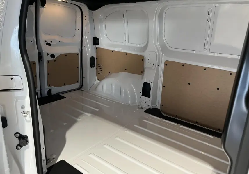 Intérieur de la zone de chargement du Peugeot Expert Fourgon blanc 2024, vue côté gauche avec panneaux de protection en bois.