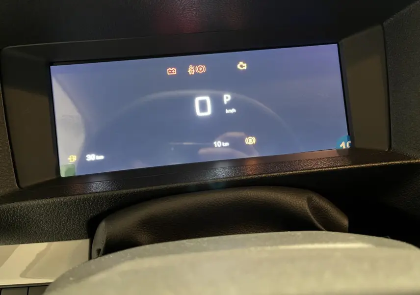 Affichage numérique du combiné 10 pouces du Peugeot Expert Fourgon 2024, vu depuis le volant en cuir noir.