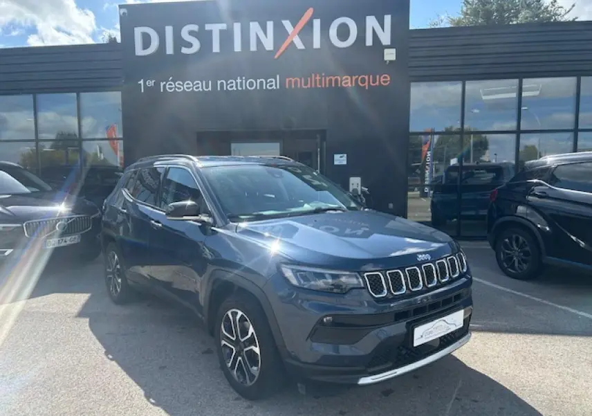 Jeep Compass II 1.3 GSE T4 130 Limited bleu métallisé en 3/4 avant avec jantes alliage 18 pouces.