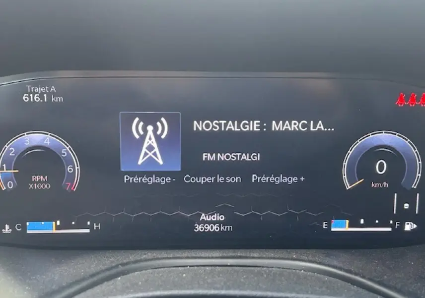 Tableau de bord numérique du Jeep Compass 2022 affichant la radio FM Nostalgie et les compteurs à zéro.
