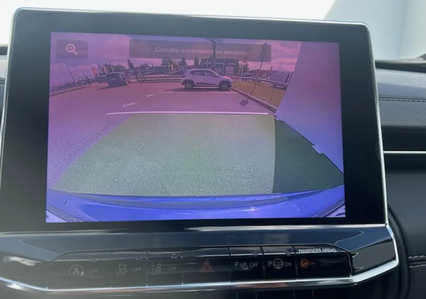 Affichage caméra de recul du Jeep Compass 2022 en peinture métallisée Blue Shade, vue arrière avec parking visible.