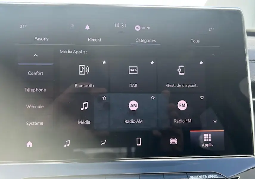 Écran tactile central du Jeep Compass 2022 affichant les options multimédia avec interface moderne et claire