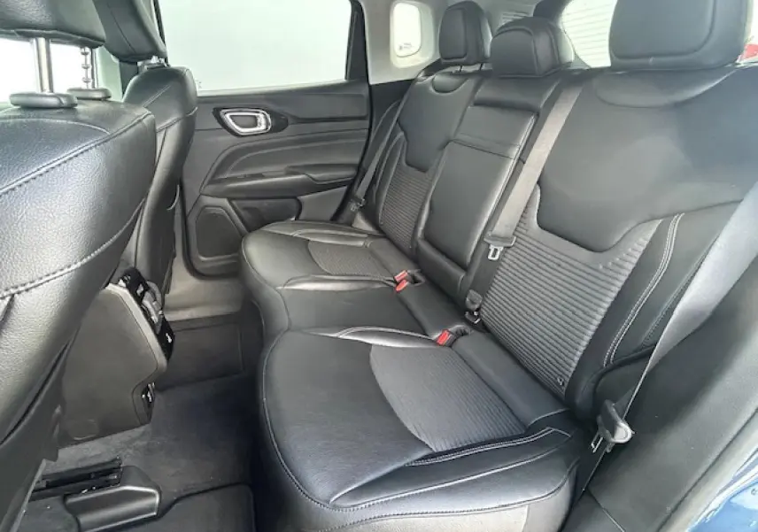 Banquette arrière en cuir noir avec accoudoir central et porte-gobelets, vue côté droit du Jeep Compass 2022 bleu métallisé.