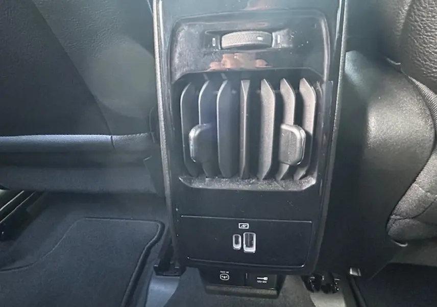 Vue rapprochée des aérateurs arrière et prises USB du Jeep Compass 2022 finition Limited, intérieur noir.