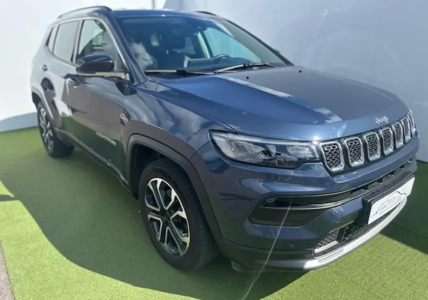 Jeep Compass II bleu métallisé en 3/4 avant droit avec calandre distinctive et jantes alliage 18 pouces.