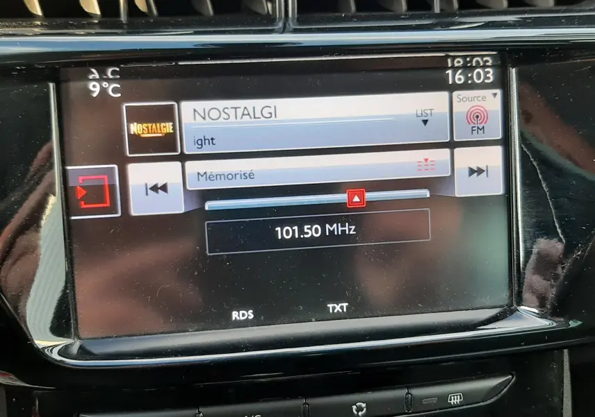 Écran tactile central affichant la radio Nostalgie à 101,5 MHz dans une Citroën C3 noire, version 2016.