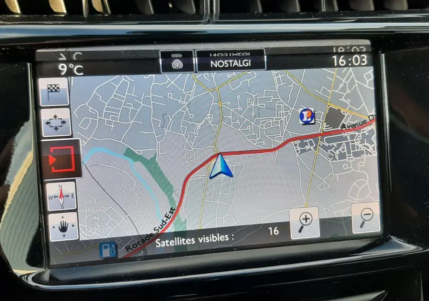 Écran GPS affichant une carte routière dans le tableau de bord d'une Citroën C3 noire de 2016.