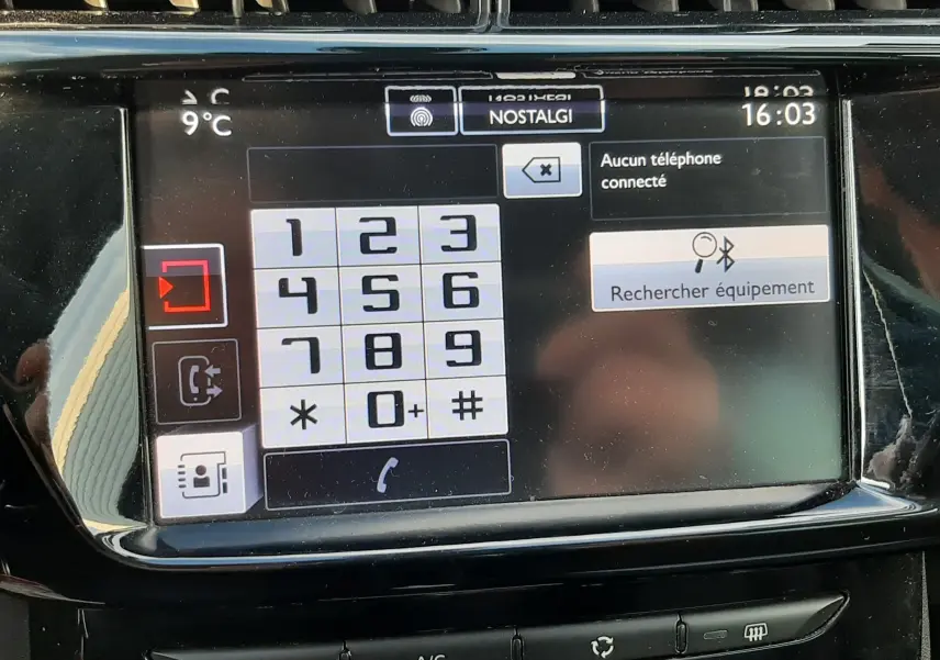 Écran tactile du système multimédia de la Citroën C3 noire, affichant le clavier téléphonique et la température intérieure.