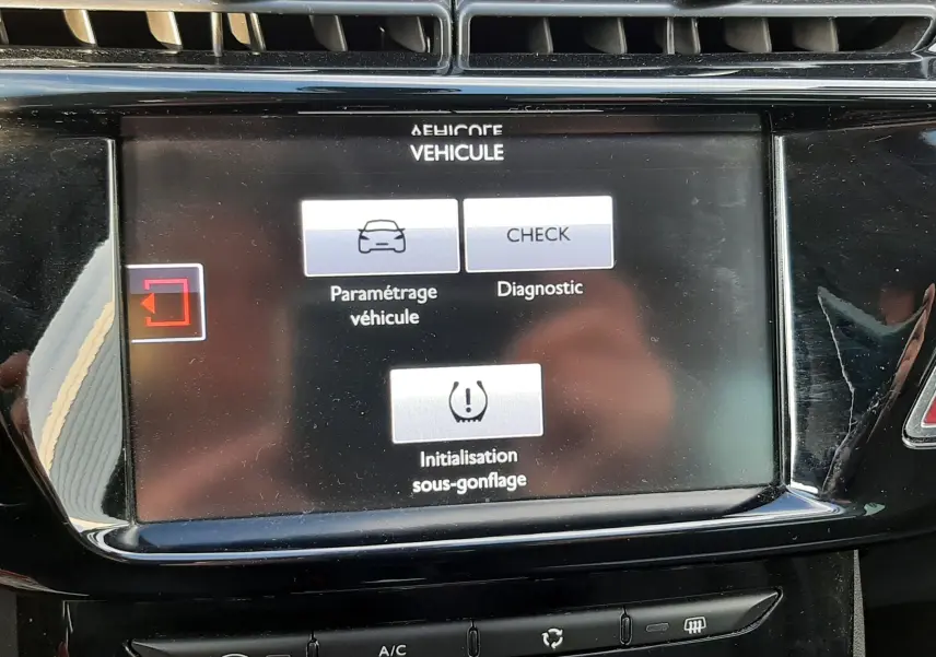 Écran tactile central du tableau de bord d'une Citroën C3 noire de 2016 affichant les options de diagnostic et sous-gonflage.