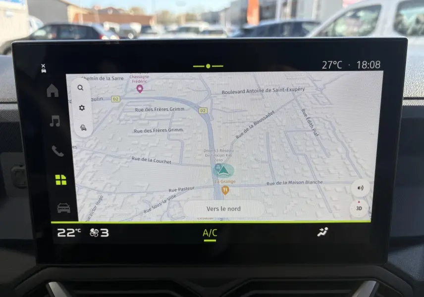 Écran tactile central du Dacia Duster 2024 montrant la navigation GPS et la climatisation à 22°C.