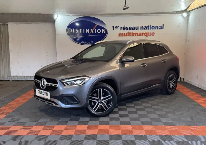 Mercedes GLA 250 e Business Line gris foncé, vue 3/4 avant droite, avec jantes alliage et calandre distinctive.