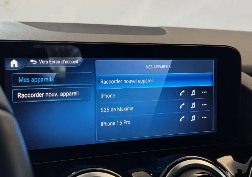 Écran tactile central du Mercedes GLA 250 e Business Line 2023 affichant la connexion Bluetooth des appareils.