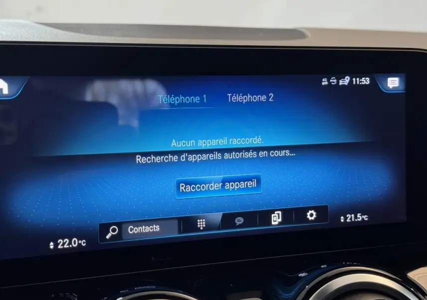 Écran tactile central bleu du système multimédia du Mercedes GLA 250 e Business Line, avec commandes de température visibles.