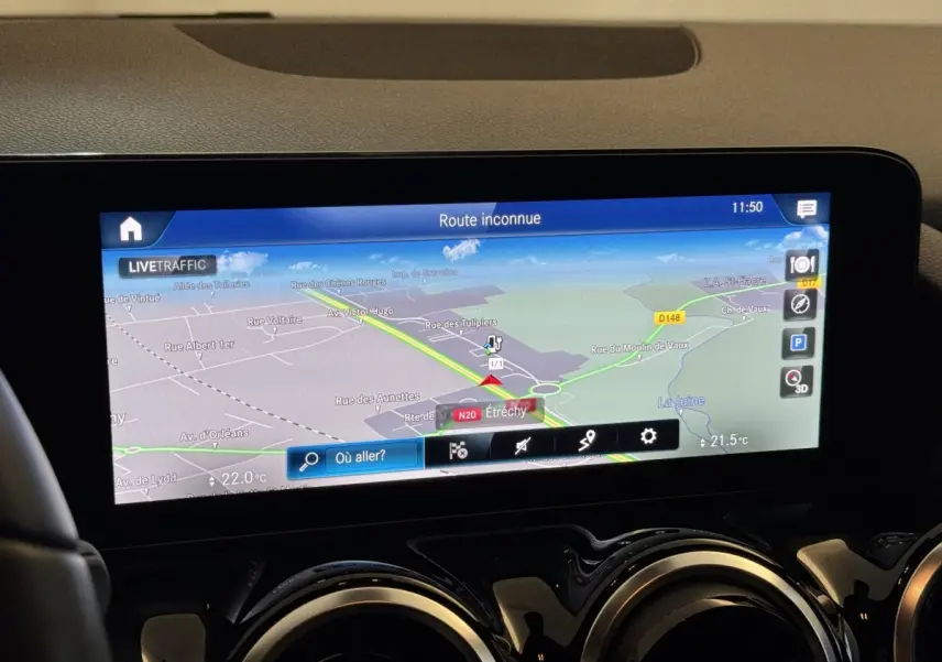 Écran tactile central de navigation 3D dans le tableau de bord d'une Mercedes GLA 250 e Business Line gris foncé.