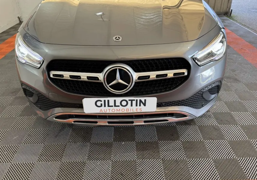 Vue frontale rapprochée d’une Mercedes GLA 250 e Business Line gris foncé avec calandre noire et logo central chromé.