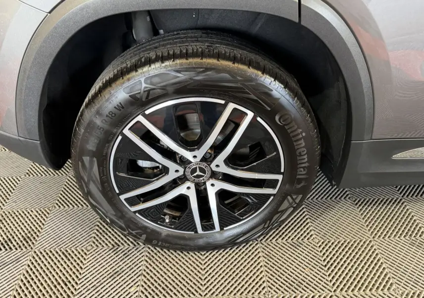 Gros plan sur la roue arrière droite du Mercedes GLA 250 e Business Line gris foncé avec jante alliage noire et argentée.