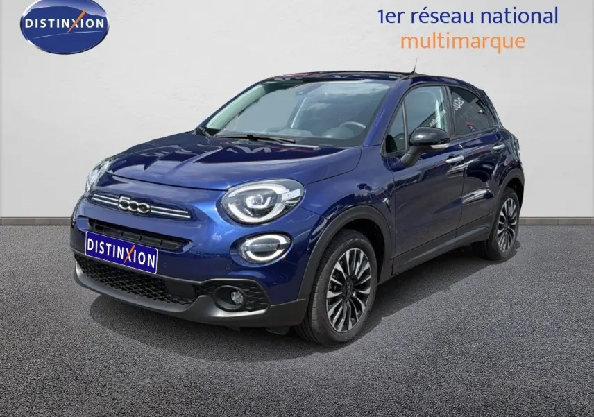 Fiat 500X bleu Venezia en 3/4 avant droit, mettant en valeur ses jantes alliage et ses optiques LED rondes.