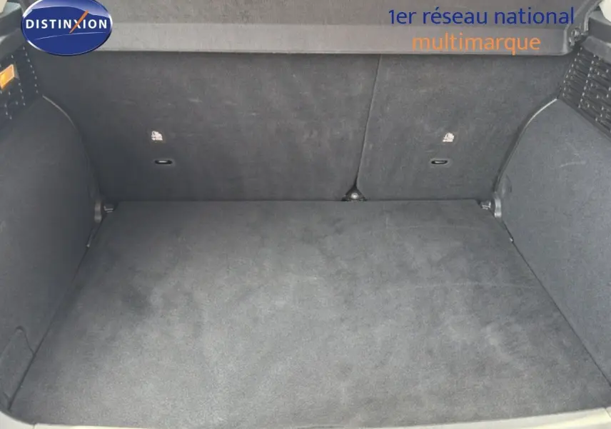 Coffre vide en vue arrière d'un FIAT 500X 2024 bleu Venezia, soulignant l'espace de chargement propre et spacieux.