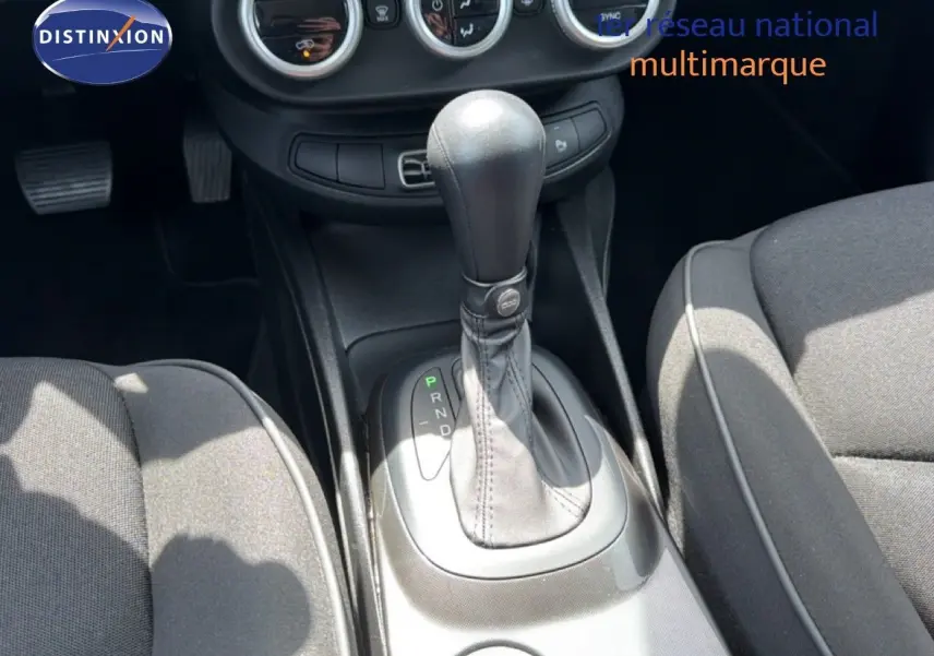 Le levier de vitesses automatique en cuir noir au centre de l’habitacle du Fiat 500X 2024.