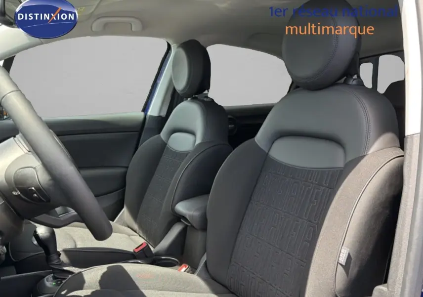 Intérieur de la FIAT 500X 2024, vue côté gauche sur les sièges avant en tissu et cuir noir avec motifs FIAT.