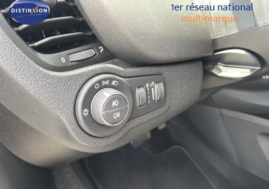 Détail du tableau de bord côté gauche avec commandes d’éclairage sur FIAT 500X hybride 2024.
