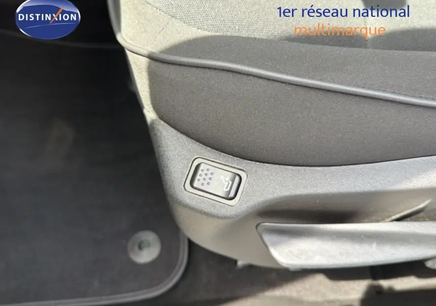 Détail du bouton de réglage électrique sur le côté du siège conducteur noir dans un Fiat 500X Bleu Venezia 2024.
