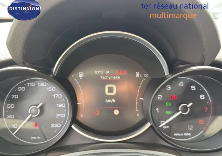 Vue rapprochée du tableau de bord numérique de la Fiat 500X 2024, affichant le tachymètre et le compte-tours.