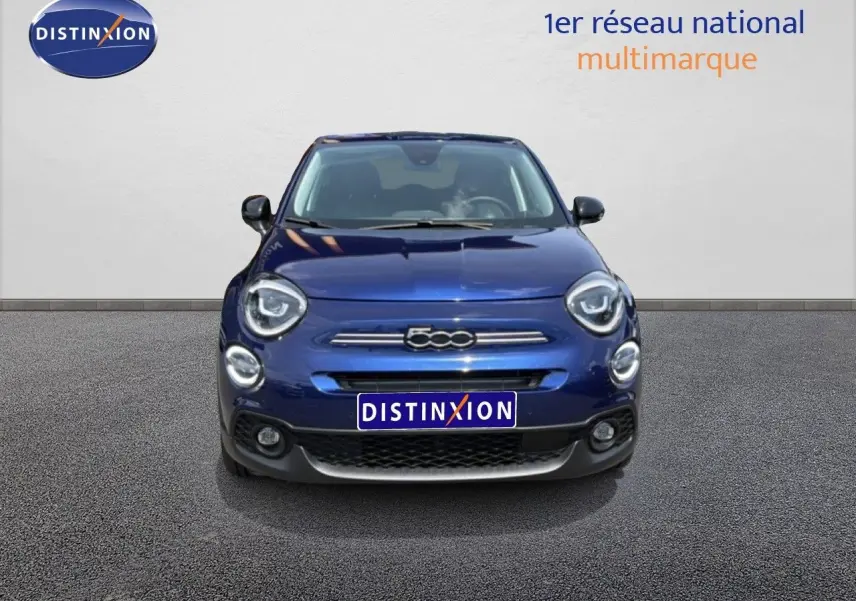 Vue avant d'une Fiat 500X 2024 en bleu Venezia, avec logo distinctif et phares ronds LED visibles.