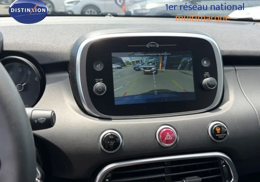 Vue rapprochée de l’écran central du tableau de bord du Fiat 500X montrant la caméra de recul en fonctionnement.