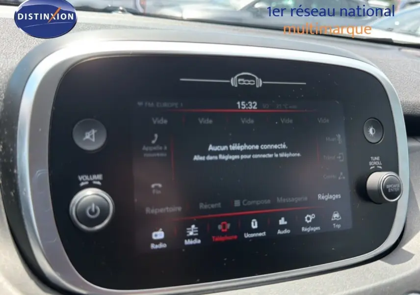 Écran tactile central du tableau de bord du Fiat 500X 2024, affichant l'interface multimédia sans téléphone connecté.