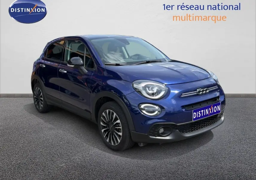 Vue 3/4 avant gauche d'une Fiat 500X 2024 bleu Venezia avec jantes alliage et calandre distinctive.