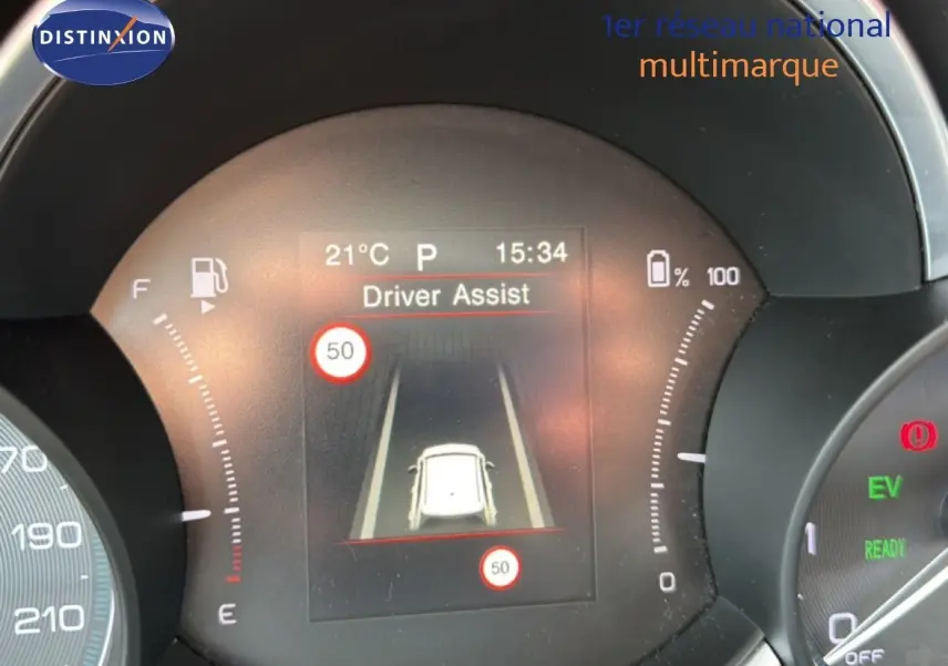 Vue rapprochée du tableau de bord numérique du FIAT 500X bleu Venezia, affichant l'assistance à la conduite et la température.