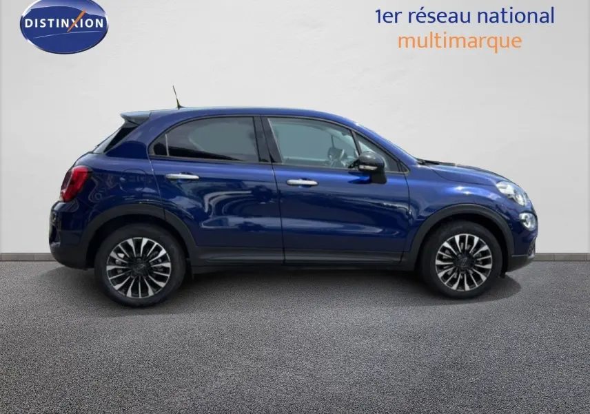 Profil latéral droit d'un FIAT 500X bleu Venezia 2024 avec jantes alliage et détails noirs contrastants.