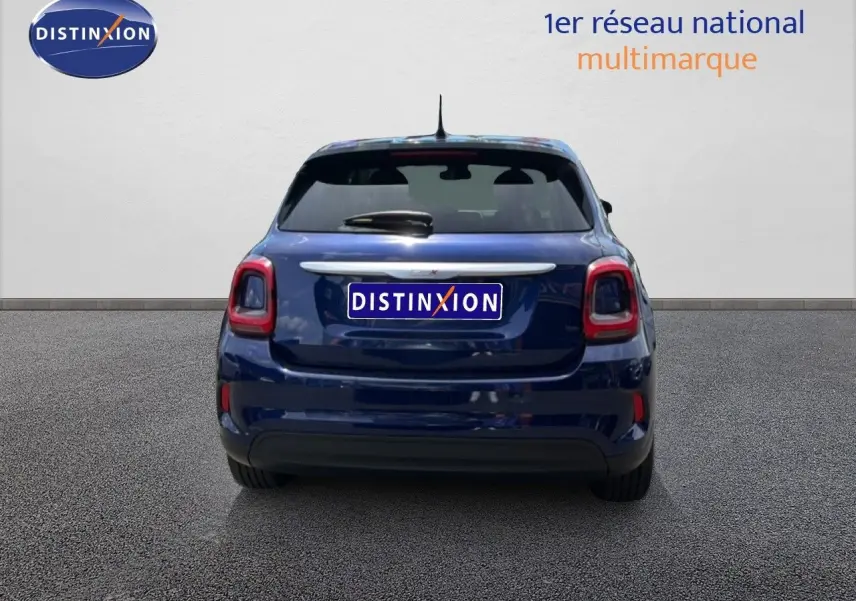 Vue arrière d'une FIAT 500X 2024 bleu Venezia, avec feux arrière LED et hayon fermé sur fond neutre.