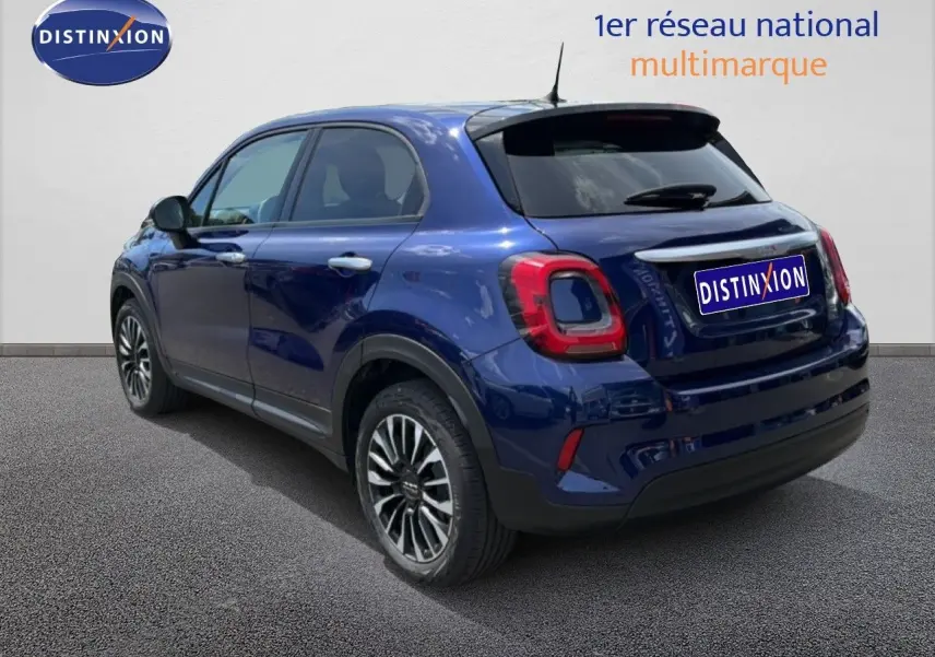 Vue 3/4 arrière droite d'une FIAT 500X 2024 bleu Venezia avec jantes alliage et feux arrière LED distinctifs.