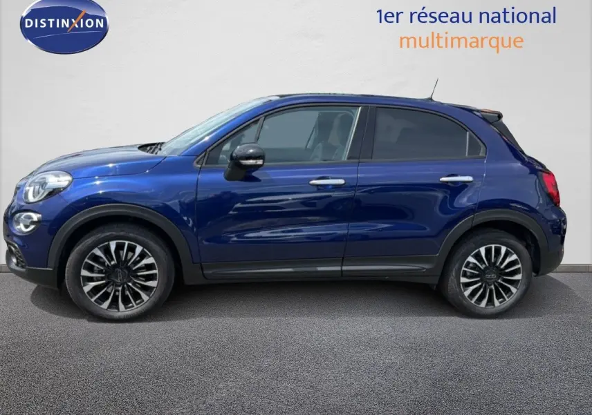 Profil latéral droit d'une FIAT 500X 2024 en bleu Venezia avec jantes alliage bicolores et détails noirs contrastants.
