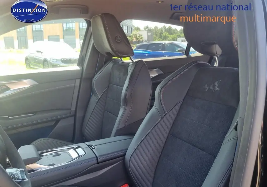 Intérieur de la Renault Rafale 2025 noir étoile, vue côté droit sur les sièges avant sport avec logo Alpine brodé.